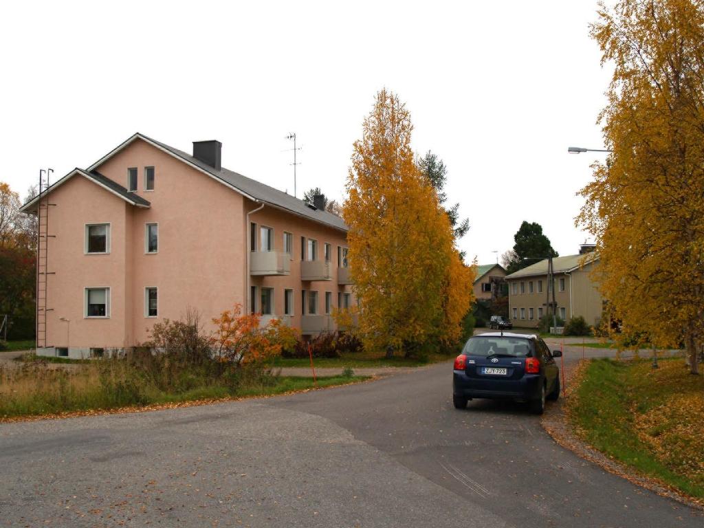 0-luvun linjakasta kouluarkkitehtuuria. Hillatien koulu. Kiertotien pienkerrostaloja. 19.
