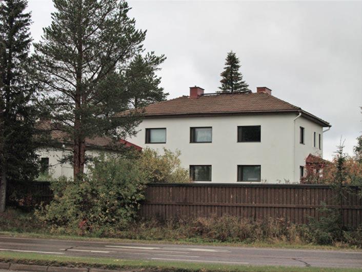 rapatun aumakattoisen asuintalon kokonaisuus, johon liittyy hoidettu puistopiha.