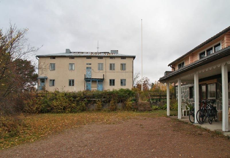 Teollisuusalueen keskelle jäänyt rakennus on melko huonokuntoinen.