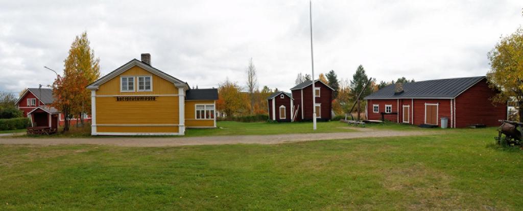 Kotiseutumuseon pihapiiri. 24. Kotiseutumuseo Särkikankaan kaupunginosassa sijaitseva kotiseutumuseo kertoo kemijärveläisestä talonpoikaiselämästä 1900-luvun alussa.