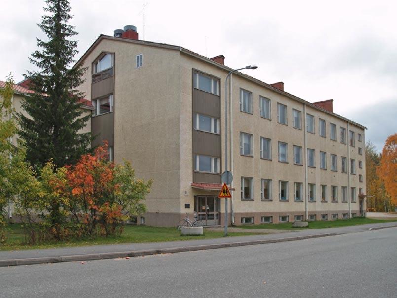 Rakennuksessa on komeasti pyöröhirsistä profiloitu klassistinen räystäslista.