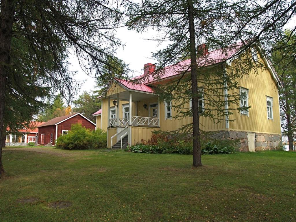 Kuusikymmenluvun linjakasta kouluarkkitehtuuria. 27. Puustelli Puustellin nimenä tunnettu rakennus valmistui 1865 aluemetsänhoitaja Johan Ferdinand Gebhardin virkataloksi.