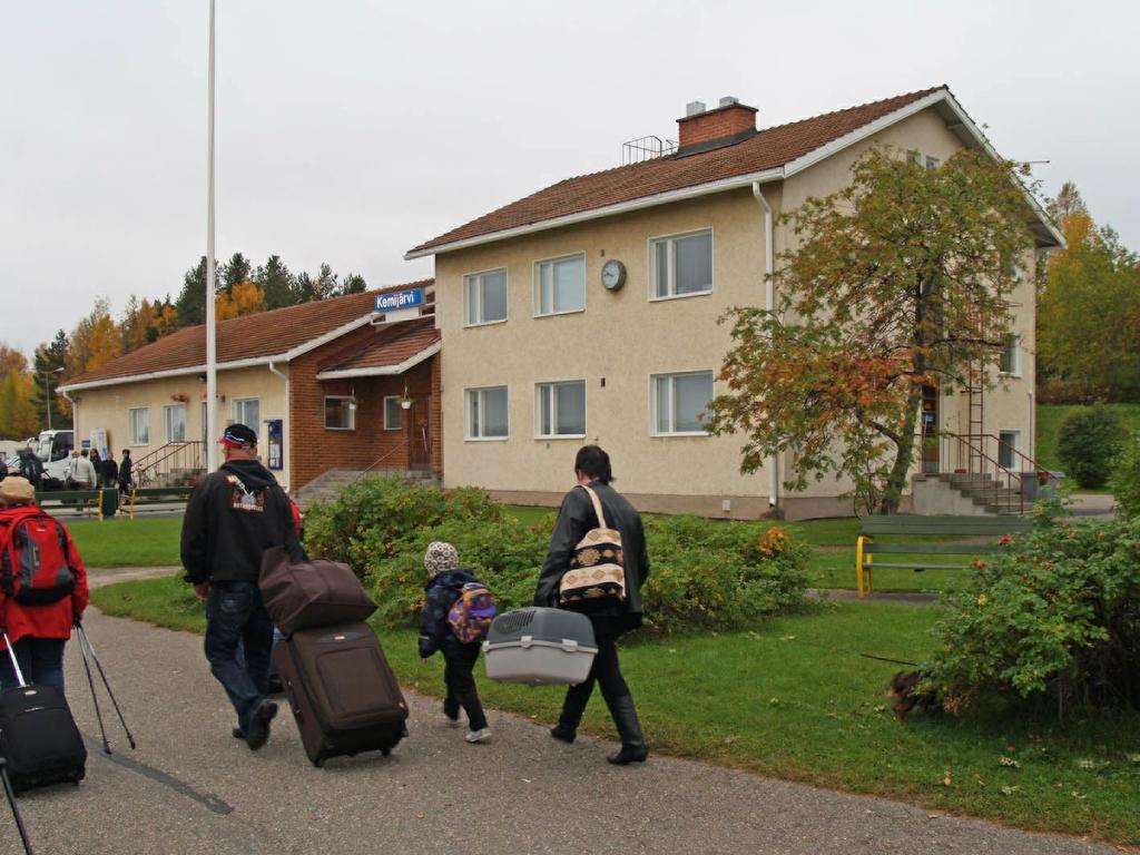 Ensimmäinen puinen asemarakennus tuhoutui sodan aikana kuten muutkin rautatien rakennukset.
