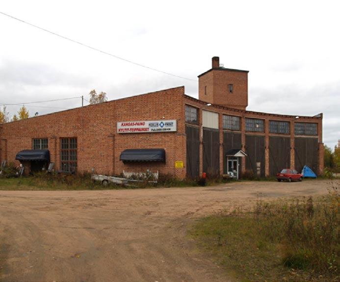 paritaloa ja 16 talousrakennusta. Paikalla oli aiemmin rautatieläisten asuntoja, jotka tuhottiin sodan aikana.