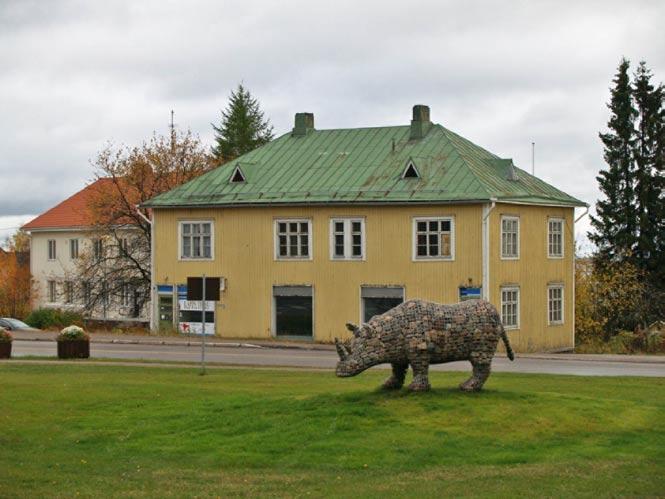 Tornillinen rakennus muodostaa monumentaalisen päätteen Vapaudenkadulle. Kemijärven kaupunkikuvan keskeinen maamerkki, joka säästyi sodan tuhoilta. 6.