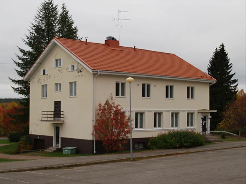 7. Vanha apteekki Kirkkoaukion reunalla sijaitseva entinen apteekin talo on rakennettu heti sotien. Rakennuttajana oli apteekkari Serlachius ja apteekkina rakennus toimi vuoteen 1951.