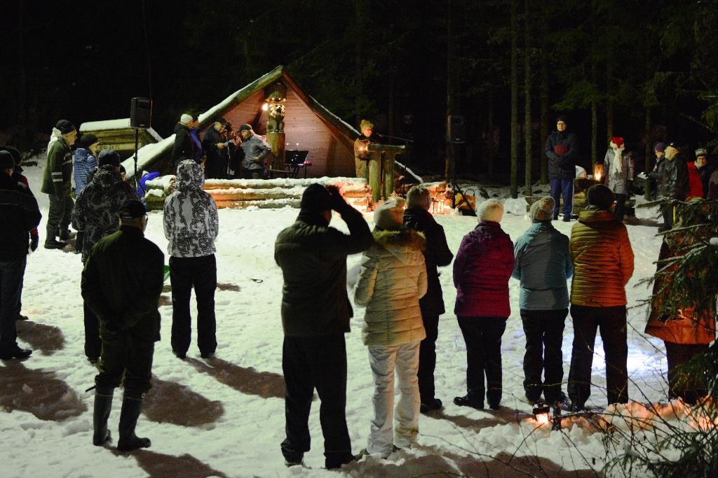 13 Leijonalaavulla tunnelmallinen Metsäkirkko Jo perinteiseksi muodostuneessa Metsäkirkossa Kännölän Leijonalaavulla hiljennyttiin joulun sanomaan.