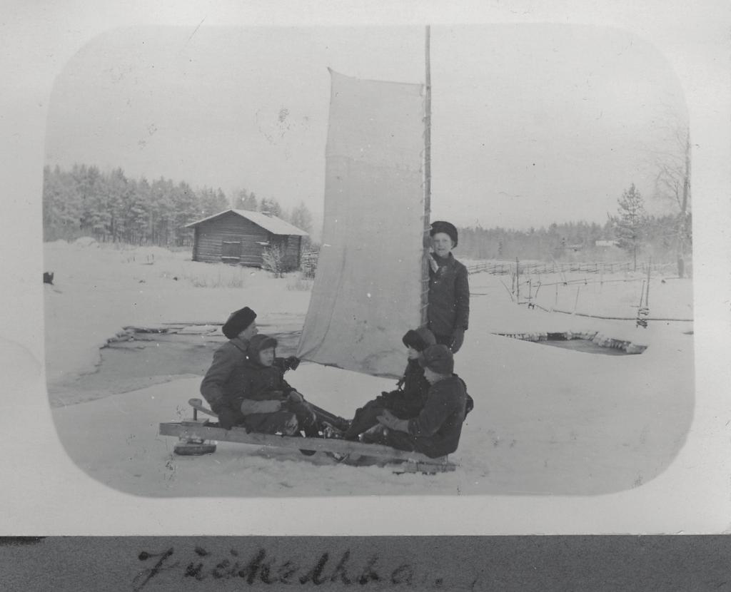 Uusien tietojen löytyminen, jonkun sukutiedon taustojen selviäminen ja kaukaisiin sukulaisiin tutustuminen on ollut palkitsevaa.