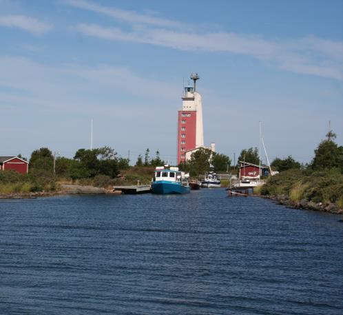 Etäisyydet maanteitse: Helsinkiin 240 km, Tampereelle