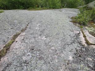 Ehyttä kuutiollisesti rakoillutta Kökarin graniittia. Kuva: Olavi Selonen. Figur 6. A. Diagonal uppsprickning i Kökargraniten.