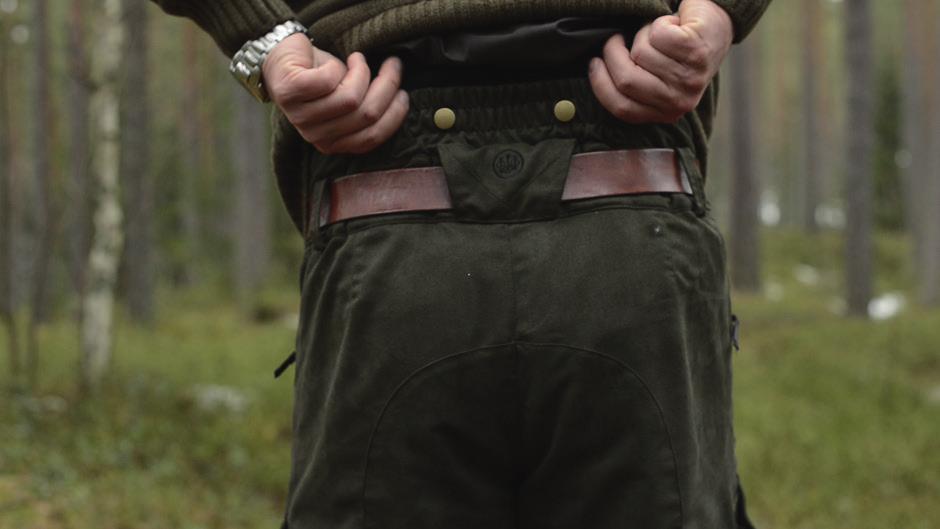 hihansuut ja kaula-aukko sekä tuuletusaukot kainaloissa vedenpitävillä vetoketjuilla.