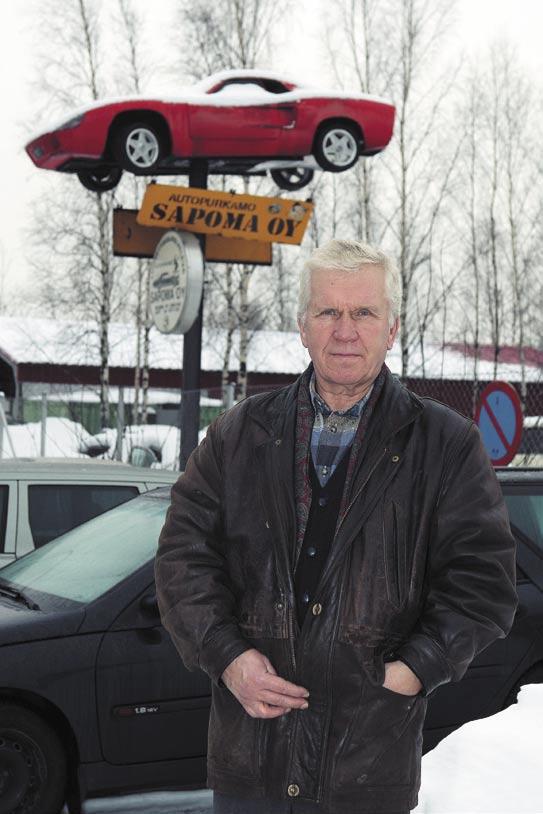 Kari Kivelä on ollut Sapoman palveluksessa 25 vuotta. Purkamolla on käytössään oma hinausauto. Jenkkinostalgiaa toisen maailmansodan ajoilta.