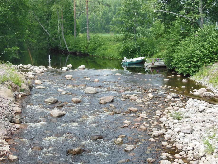 Järvien suurella valuma-alueella on myös runsaasti kyliä sekä viemäriverkon ulkopuolella olevaa haja- ja loma-asutusta. Enäjärven kylä sijaitsee Enäjärven pohjoisrannalla.