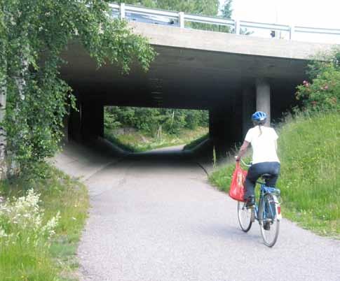Poikittaiset runkoraitit kulkevat Otaniemestä Tapiolaan, Keilaniemestä itään Kuusisaaren suuntaan (kuva 12).