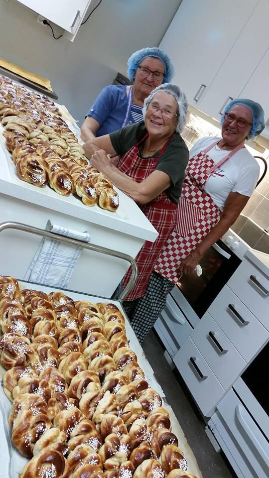 Herkkupullat Katajaisten Suomituvalla Västeråsissa maiskutellaan herkkupullia noin 5000 kappaletta vuosittain, joita muutama ahertaja on leiponut jo vuosikymmenien ajan.