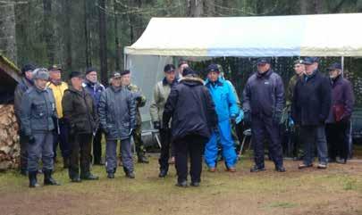 sa Nastolan Reservialiupseerien ja Reserviupseerien kuorona. Standardin ottivat vastaan Olavi Virtanen ja Martti Kuosmanen.