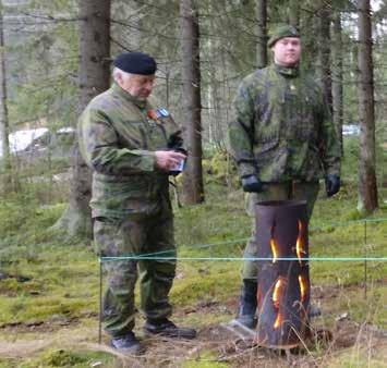 Takarivi vasemmalta yhdistyksen puheenjohtaja Erkki Karjalainen, Hämeen aluetoimiston päällikkö evl Ville-Veikko Vuorio,