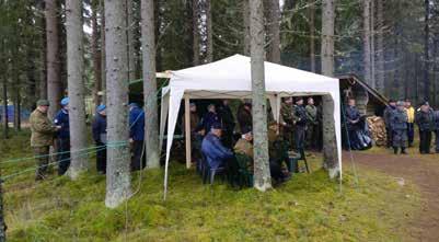 Eturivi vasemmalta Nastolan Mieskuoro Olavi Virtanen ja Martti Kuosmanen, Nastolan Maanpuolustusnaiset ry Tarja Nyman ja