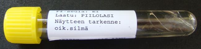 Liimaa putken kylkeen potilastarra ja lisätarra peräkkäin niin, että ne voi lukea viivakoodilukijalla. (3). Lähetä putki suojapussissa (4) mikrobiologian laboratorioon.