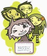 Selkokirja 25 Kassu on uudessa koulussa ensimmäistä päivää. Hän saa uusia ystäviä, viettää syntymäpäivää ja järjestää levyraadin. Hänellä on mukanaan Samikoira, josta tulee koko luokan lemmikki.