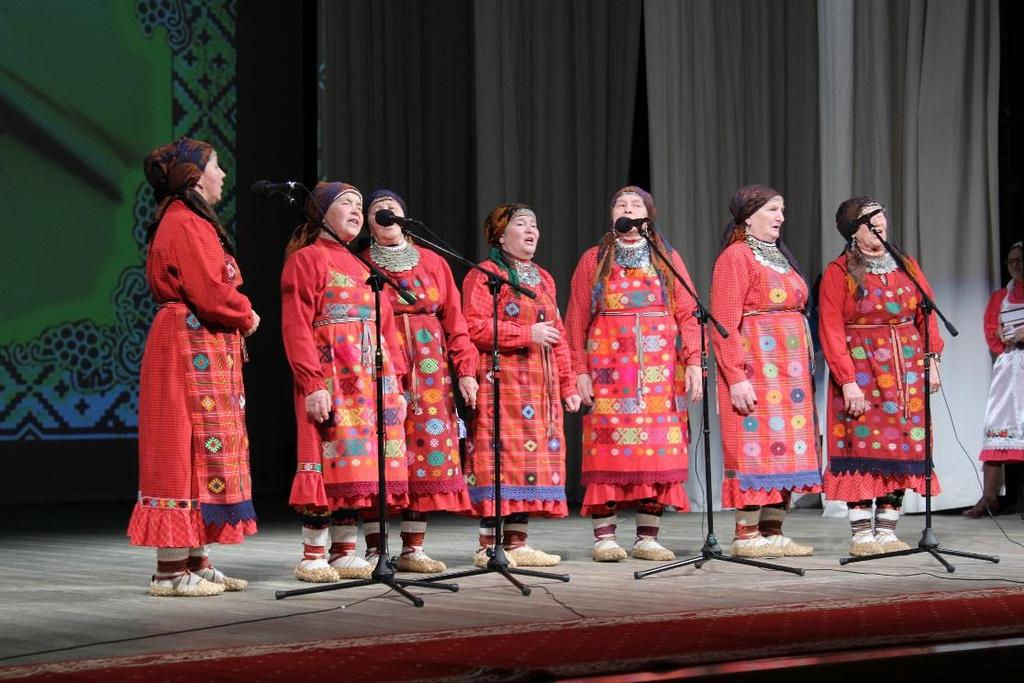 UDMURTIT * Udmurtteja on noin 552 300, joista kielenpuhujia on noin 324 300. * Asuvat Udmurtian autonomisessa tasavallassa Keski-Venäjällä. * v.