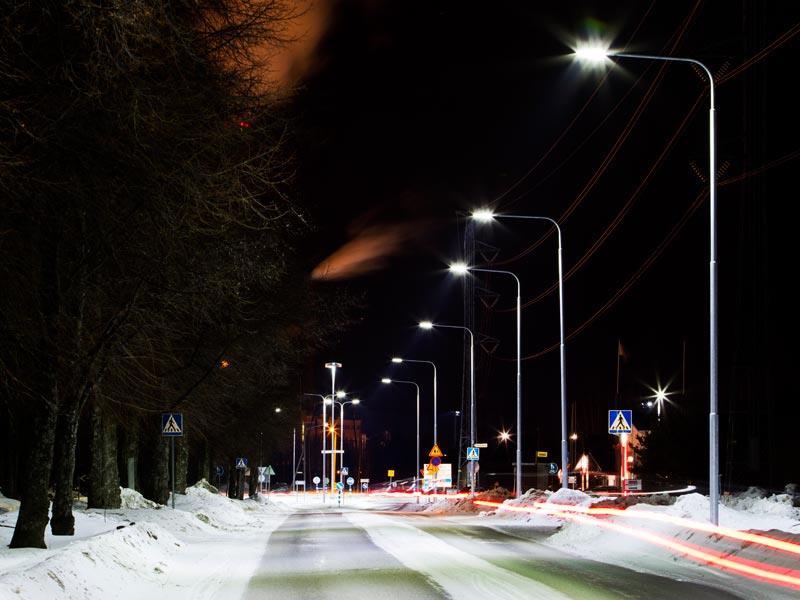 23 Kuva 15. LED-valaistuksella toteutettu katuvalaistus [41.] Uusien LED-valaisimien avulla voidaan säästää energiakuluissa huomattavasti perinteisiä valaisimia enemmän.