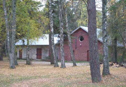 Jääkellari jaettiin useampaan pieneen huoneeseen niin, että liha, kala ja kylmäkönvarasto saivat omat tilansa ja lihan paloittelulle varattiin erillinen tila. Eristykseen käytettiin ns.