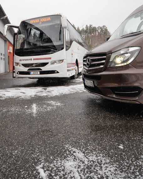 treetta Rauhaniemi (oik.) johtaa 20 bussiammattilaisen porukkaa. Kuvassa osa tiimiä: aviomies ja korjaamovastaava Sami Ohraluoma (2. oik.
