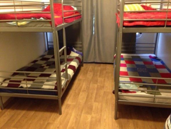 Käytävän viimeinen huone kuuluu Dikonin pienimmille, avaamme heidän oveaan varovaisesti, koska lapset nukkuvat niin suloisesti ja syvästi päiväuniaan. Tilat ovat hienoja.