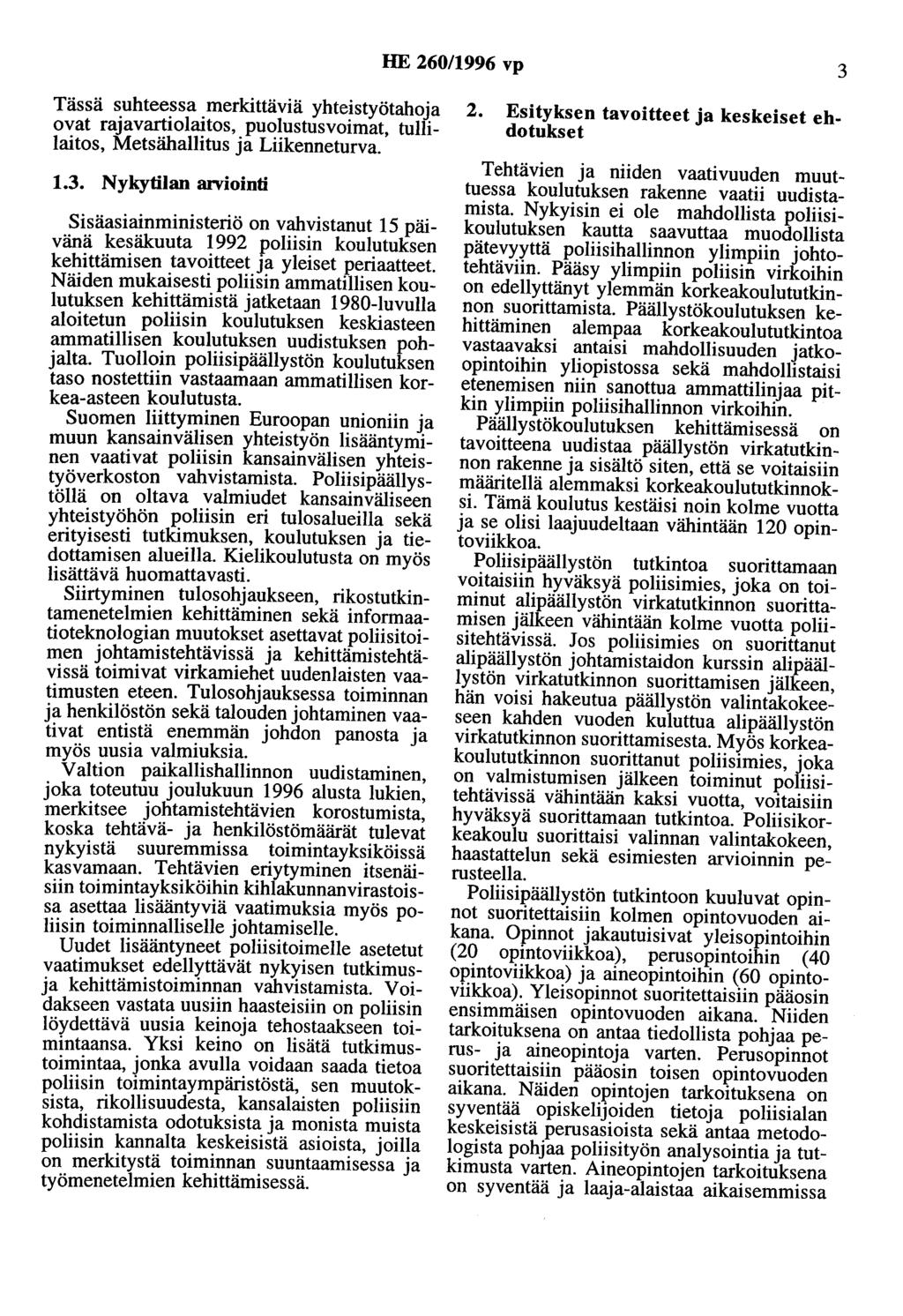 HE 260/1996 vp 3 Tässä suhteessa merkittäviä yhteistyötahoja ovat rajavartiolaitos, puolustusvoimat, tullilaitos, Metsähallitus ja Liikenneturva. 1.3. Nykytilan arviointi Sisäasiainministeriö on vahvistanut 15 päivänä kesäkuuta 1992 poliisin koulutuksen kehittämisen tavoitteet ja yleiset periaatteet.