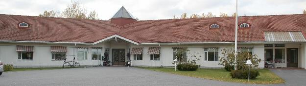 10 Esselunden Esselunden on Pedersören kunnassa sijaitseva tehostetun palveluasumisen yksikkö henkilöille, joka tarvitsevat ympärivuorokautista hoitoa ja huolenpitoa kodinomaisessa ympäristössä.
