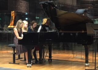 Alkusoitoksi Rachmaninovia, Musiikkitalolla! Elisa Merras, Elsa Taurula ja Aura Tihilä soittivat HKOn juniorikonsertin pienessä alkusoitossa musiikkitalon lämpiössä S.