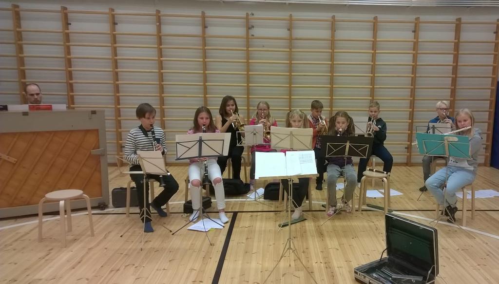 Puhkuorkesteri villitsi yleisön Koskelan ala-asteen luokkakonsertissa. Vierailu liittyi opiston Koskela-projektiin.