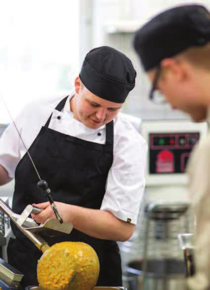 Tuotenro: musta 378873, valkoinen 378872 Malli 144 lyhyet 144 UNISEX-KOKINTAKKI, STRETCH Suora malli ihanaa stretch-materiaalia. Klassinen kaulusleikkaus. Mustat irtonapit. Lyhyet hihat.