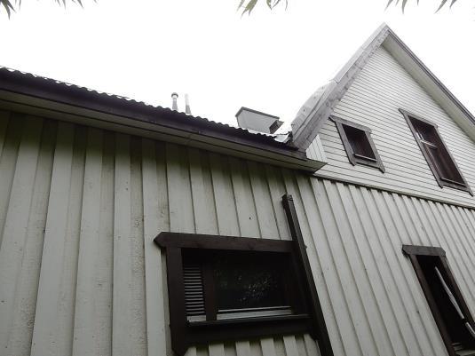 Kuva 3 Rakennuksessa on metalliset räystäskourut ja syöksytorvet, lukuun ottamatta pihatien puoleista sivua, jossa ei ole sadevesijärjestelmää (kuva 4).