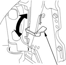 Käsikippauksen venttiiliruuvi Jos sähkötrimmi ei toimi esim. tyhjenneen akun johdosta, moottoria voidaan kipata käsikäyttöisesti avaamalla käsikippausruuvia.