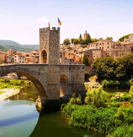 2. pv (ma) Keskiaikainen Besalú ja Castellfollit de la Roca Toista matkapäivää vietämme keskiaikaissa tunnelmissa. La Garrotxan luonnonsuojelualueen ympäröimän Besalún kylän kauneus mykistää.