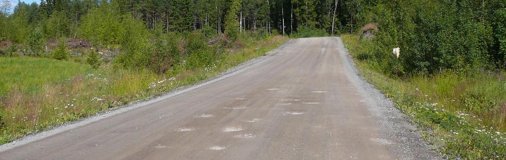 Alueen pohjoispuolella on Kärjensuon alue ja siihen liittyviä metsäalueita. Alueesta koilliseen on sorakuoppia.