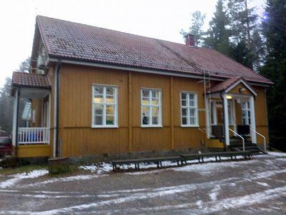Sitten oli varsinainen juhla, jossa meille oli tarjolla erilaisia musiikkiesityksiä. Liisa lauloi kauniilla äänellä koskettavia lauluja. Nuori Rap-artisti esitti omia kappaleitaan.