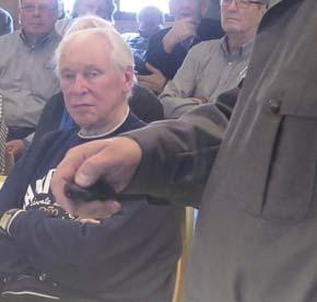 Hallituksen jäsen, everstiluutnantti Simo Järvi, kertoi vierailijalle perinnetalon syntyhistoriasta ja toimikunnan aktiviteeteista sekä työn tavoitteista.