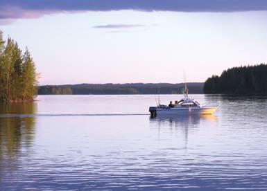 Kuvat 18 a ja b. Vetouistelu on merkittävä kalastusmuoto Koitereella, mutta järvellä viihtyvät myös muut kalastajat. Kuvat Jukka Nykänen ja Olavi Parviainen.