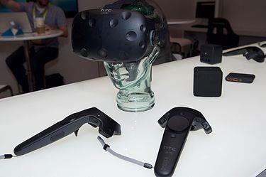 HTC VIVE Virtuaalitodellisuus HTC Vive on HTC:n ja Valve Corporationin yhteistyössä kehittämä virtuaalitodellisuusjärjestelmä, joka koostuu virtuaalilaseista, käsissä pidettävistä liikeohjaimista ja