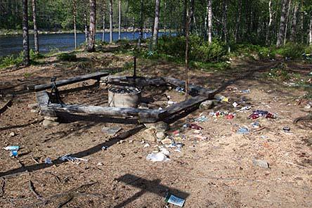 Retkellä omien jätteiden lajittelun voi tehdä väärin, nuotioon saatetaan heittää vaikkapa alumiini tai muovikerroksellinen pahvipakkaus.