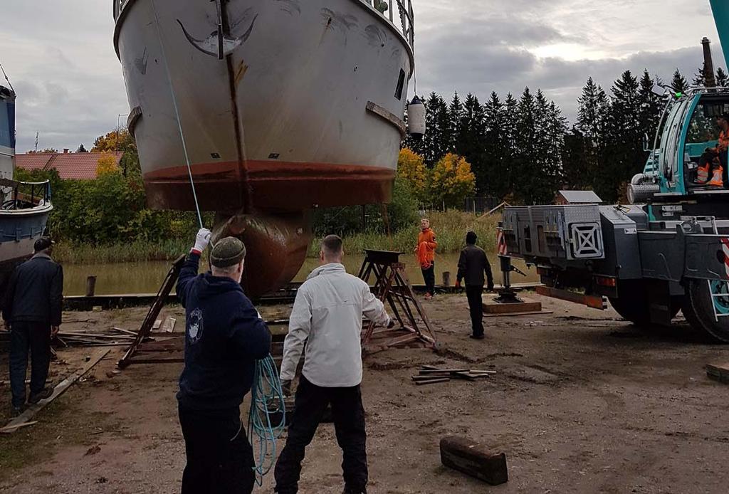 Tarpeeksi suuren nosturin tilaaminen vain yhtä venettä tulisi liian kalliiksi Salossa ei sellaista ole, joten nosturi on tilattava Turusta tai Lohjalta.