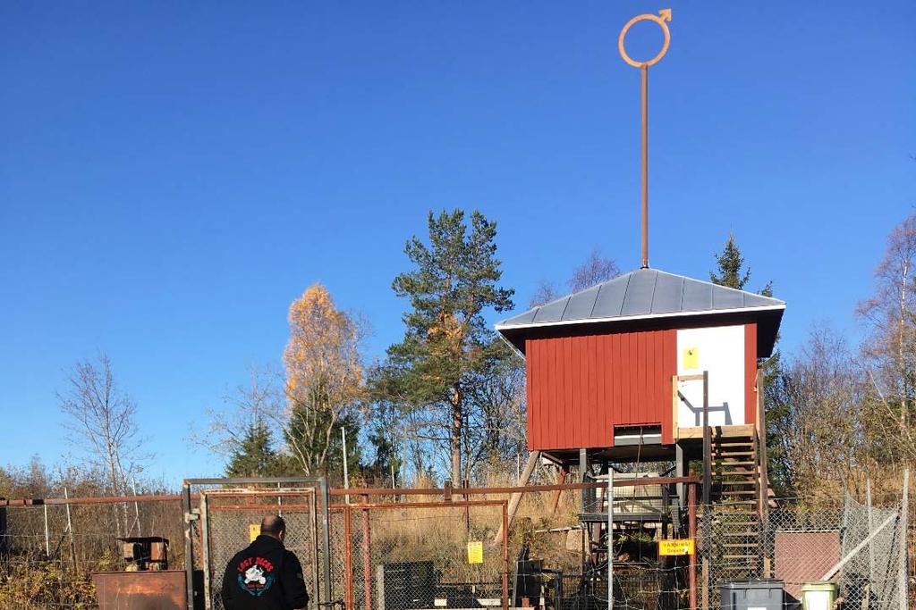 Kaivoksessa on useita sisäänkäyntejä, mutta sukellustoiminta tapahtuu 80 metrin tasolla, johon on rakennettu portaat ja käytössä on hissi, jolla varusteet saadaan kulkemaan helposti ylös ja alas.