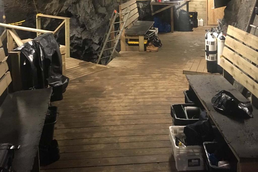 Kaivokseen oli kesällä rakennettu vesi WC:t joten hädän sattuessa ei tarvitse nousta portaita ylös maan pinnalle. Muu sukellusporukka oli erittäin mukavaa ja avuliasta.