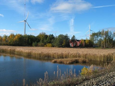 2.5.3 Tuulivoima Tuulivoimalaitos muuttaa tuulen liike-energian ensin potkurin avulla mekaaniseksi pyörimisenergiaksi, jonka jälkeen se muutetaan generaattorilla sähköenergiaksi.