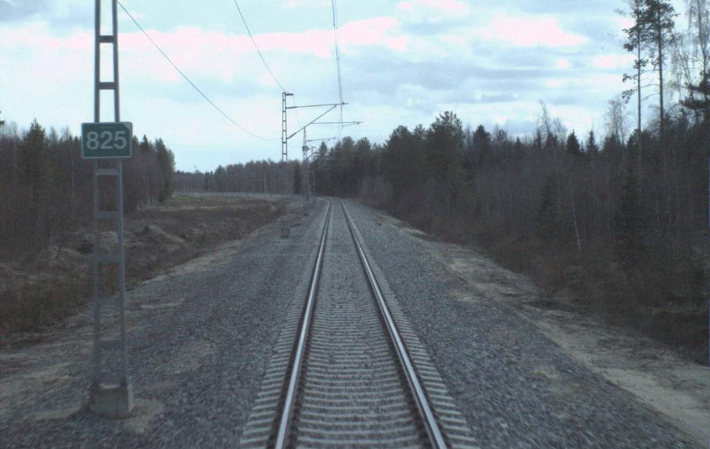 17 Kuva 7. Vaihtoehdon 1 kohdalta näkymä nykyisestä ratalinjasta. Niskan liikennepaikan kohtausraide sijoittuu pääraiteen eteläpuolelle. (Kuva: Ratakuvapalvelu). 3.1.2 Vaihtoehto 2 Toisena vaihtoehtona Niskan liikennepaikalle on Poikolan (Km 825+709) ja Pyykön (Km 827+664) tasoristeysten välinen suora.