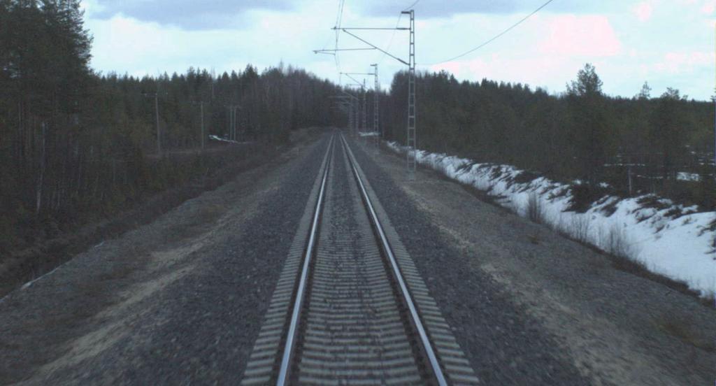 19 Itäpään vaihteen etujatkokselta on matkaa Kongasmäentien puolipuomilaitoksella varustetulle tasoristeykselle 370m.