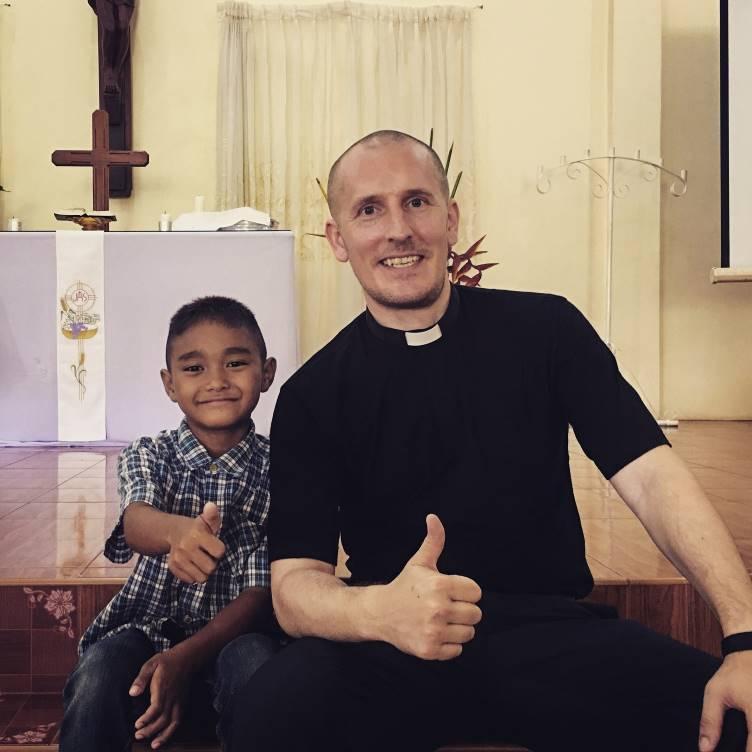 Kirkollisen työn koordinaattori Tero Massa vierailulla Mukdahanin seurakunnassa. Messu jälkeen oli vuorossa reppuselkäralli Mr.